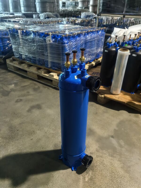 Échangeur de chaleur pour piscine résidentielle MHTA-2 à tube dans une enveloppe en PVC. Installation horizontale ou verticale assurant une mise en place et un entretien faciles.